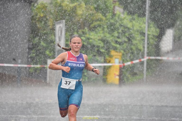 Read more about the article Triathleten trotzten Regen mit Sonne im Herzen